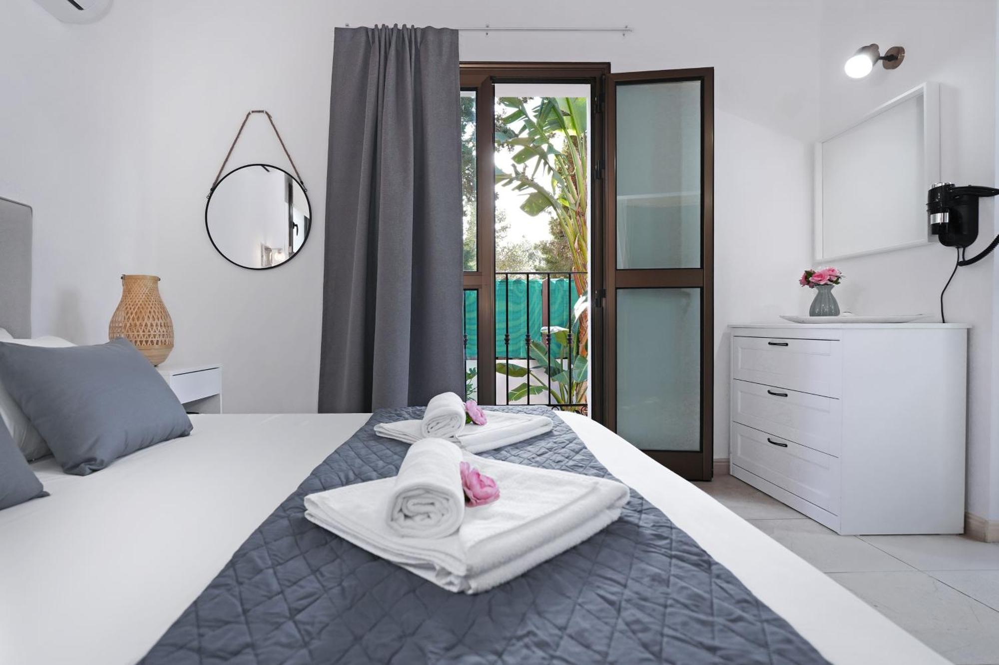 Anthia - 2bed With Large Pool